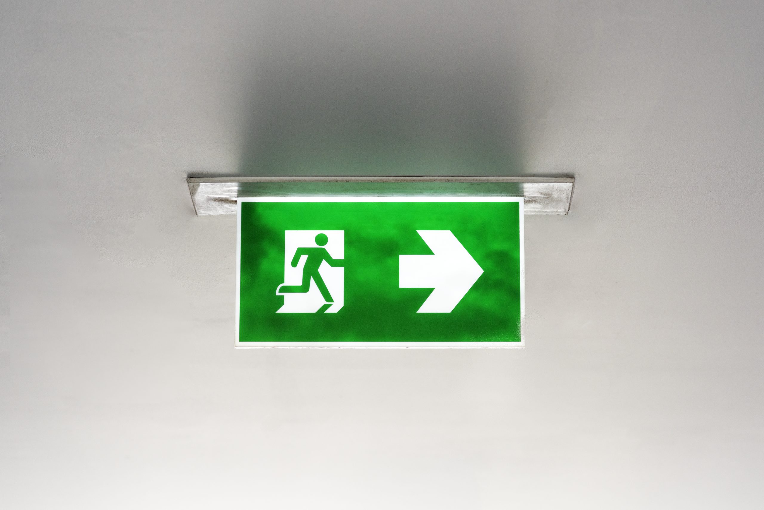 Gut sichtbares Fluchtwegschild mit Richtungspfeil zur Kennzeichnung eines Flucht- und Rettungsweges. Das Bild steht für klare Orientierung im Gebäude, sichere Notausgänge und die ordnungsgemäße Kennzeichnung nach relevanten Anforderungen, z. B. ASR A1.3 und ASR A2.3.